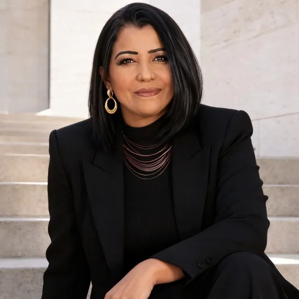 Luziléia de Jesus com blazer preto