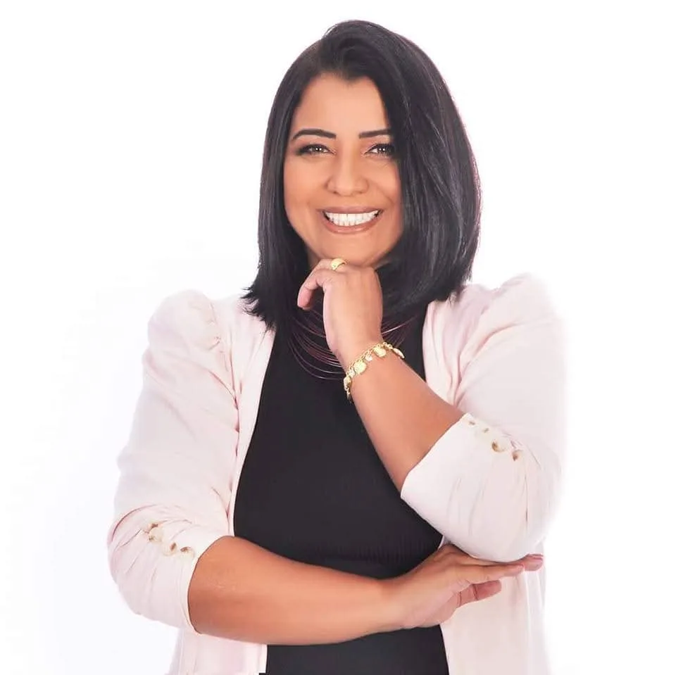 Luziléia de Jesus sorrindo, com blazer claro