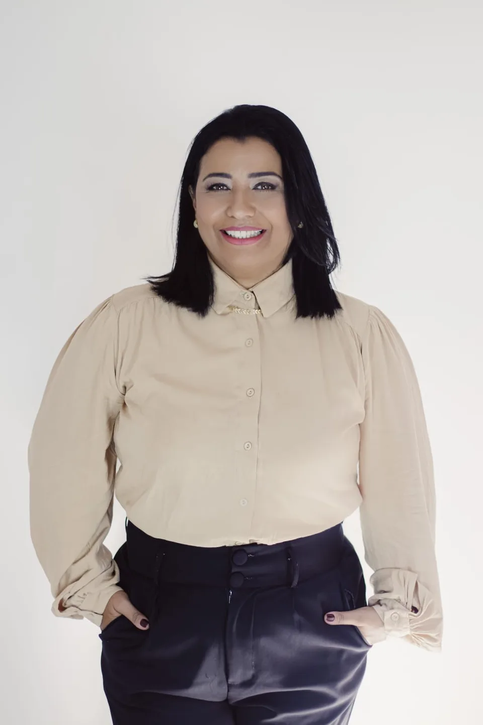 Retrato de Luziléia com blusa clara