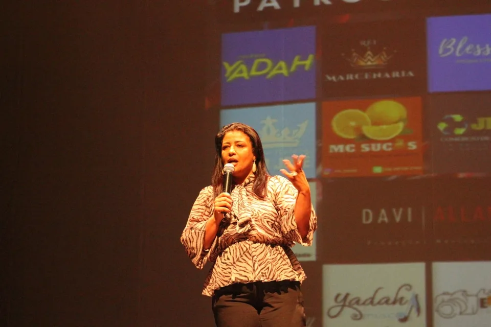 Luziléia falando em um palco