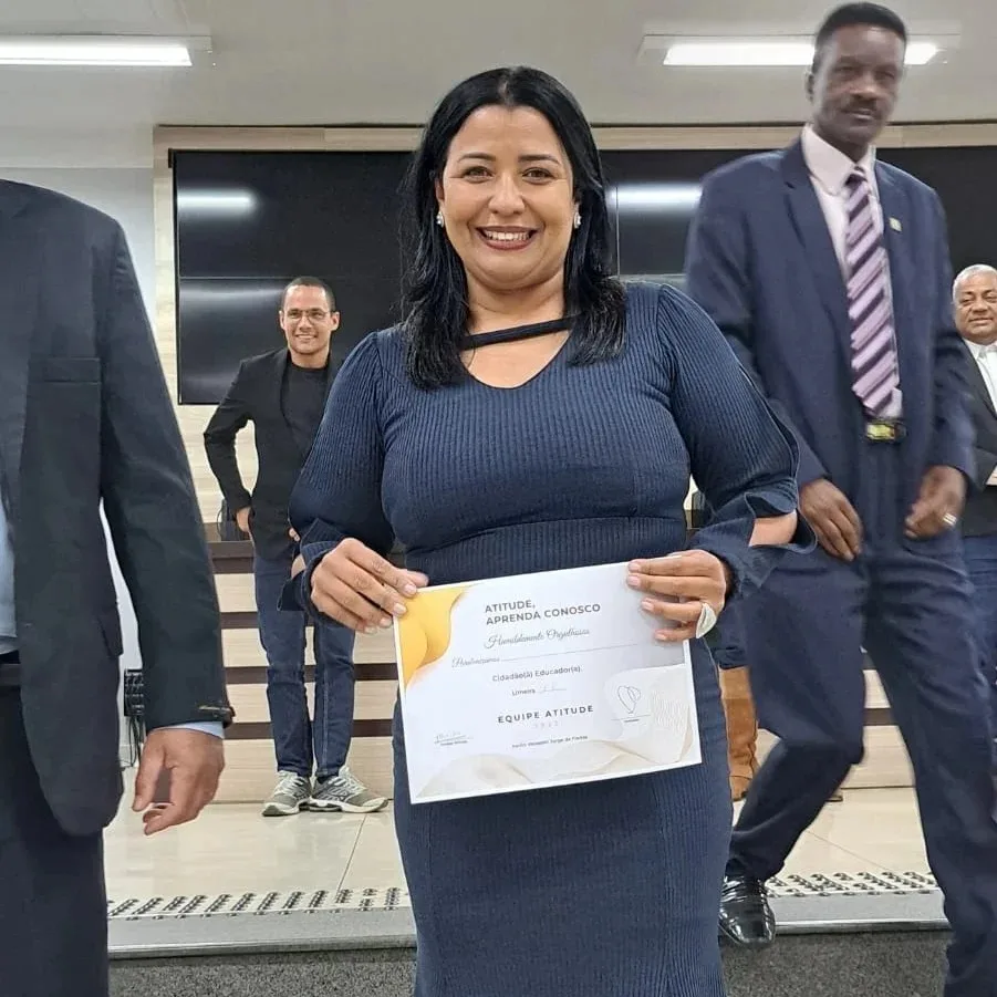 Luziléia segurando um certificado em um evento