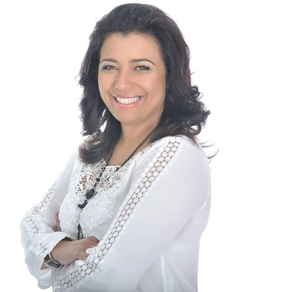 Retrato de Luziléia sorrindo com roupa branca