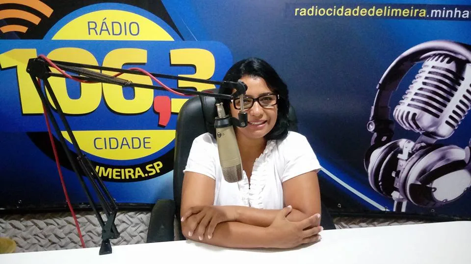 Luziléia em um estúdio de rádio
