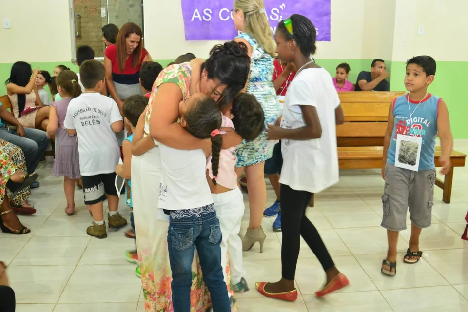 Luziléia reunida com um grupo em um espaço comunitário
