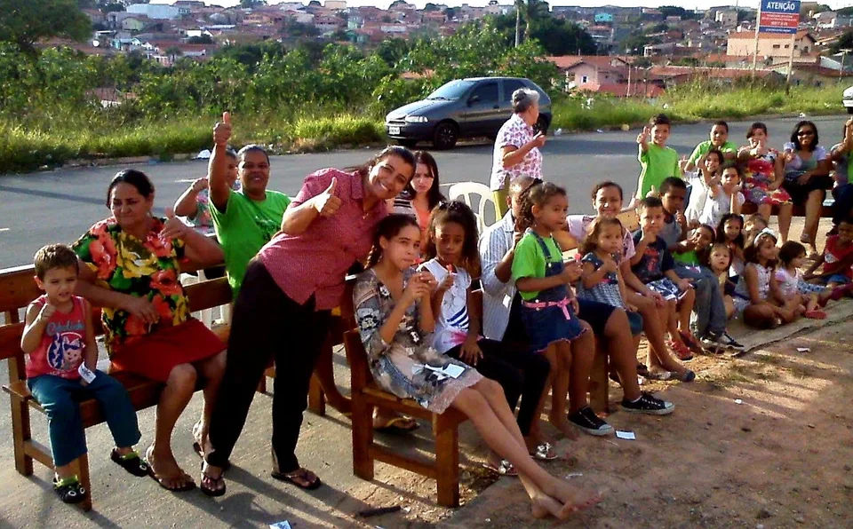 Encontro de Luziléia com um grupo da comunidade ao ar livre