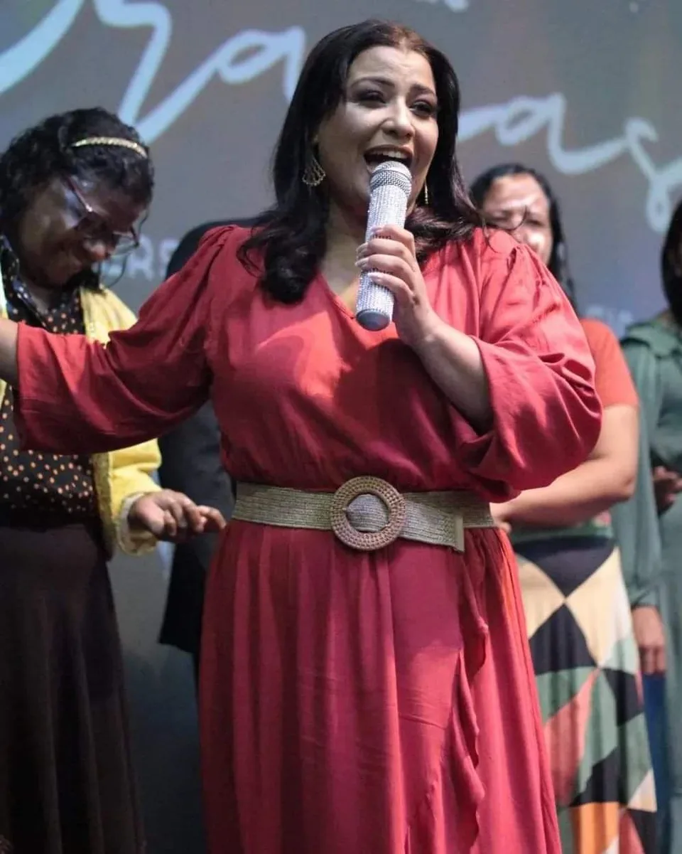 Luziléia de Jesus falando ao microfone em um evento