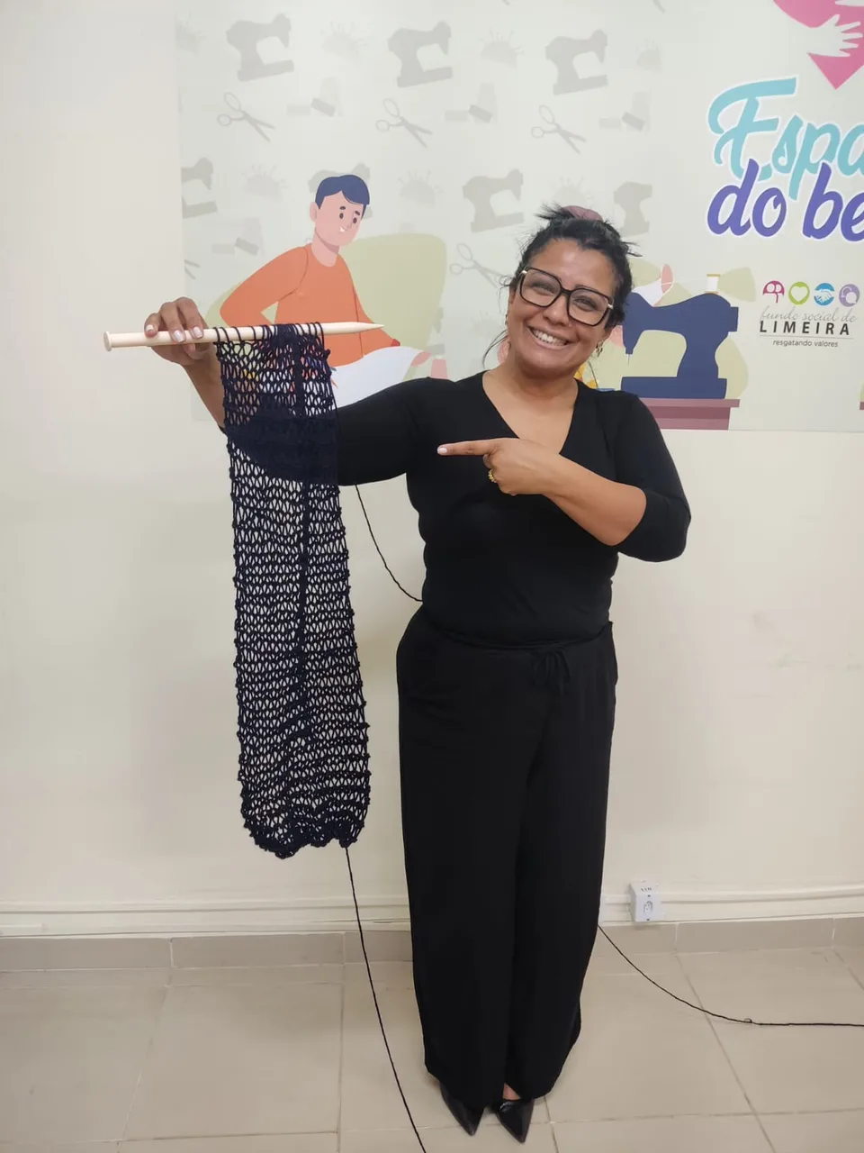 Luziléia apresentando uma peça de roupa